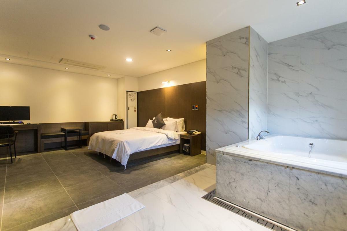 The City Hotel จอนจู ภายนอก รูปภาพ